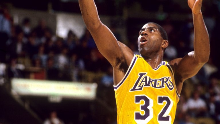 Ървин "Меджик" Джонсън: Бившият играч от NBA и главен изпълнителен директор на Magic Johnson Enterprises е сред феновете на Клинтън. След изказването й на конференцията на Демократите той написа в Twitter: "Уау! Това е най-добрата реч на Хилари Клинтън на всички времена".