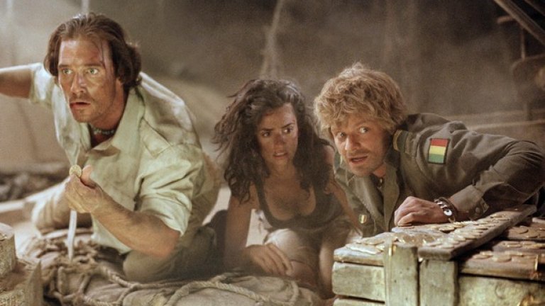 6. Сахара (Sahara) – 2005 г.
Загуби - $118,76 млн.
Опитът за стартиране на филмова поредица по романите на Клайв Къслър за приключенията на Дърк Пит отново удря на камък. Още преди филмът да излезе по екраните Къслър започва съдебно дело срещу продуцентите с обвинението, че сценария не е бил консултиран с него, въпреки наличието на клауза в договора за отстъпване на филмовите права. Критиката разнищва филма, като прекалено залагащ на ефекти, каскади и екшън, за сметка на актьорска игра или сюжетно развитие. Публиката прави асоциации с филмите за Индиана Джоунс, но сравненията не са в полза на „Сахара”. Феновете на книжната поредица критикуват лентата, че е опростила до болка завъртяния сюжет на книгата, на която се базира.
Заради съдебния спор между автора и продуцентите голяма част от бюджета на филма става публично достояние, като например безумни пера, по които е харчено. Като например сцена със самолетна катастрофа, която струва $2 млн. за направата