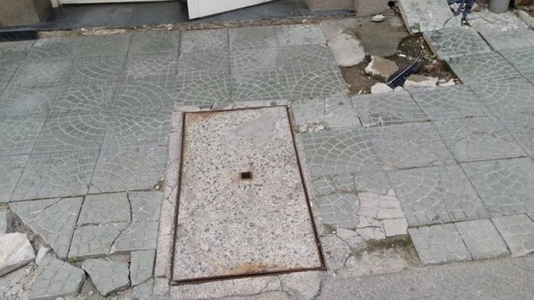 В София тротоарът е всичко друго, но не и алея - той е най-вече коларски път, идеален за коне и друг добитък, осеян с шахти и канали с криви капаци, които ВИНАГИ стърчат над повърхността.