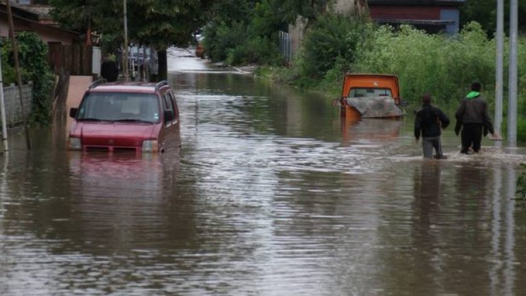 Наводнението в Добрич остана на заден план заради потона във варненския квартал „Аспарухово"