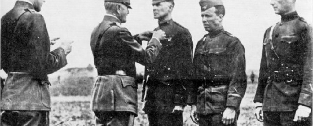 General_Pershing_decorates_General_MacArthur_with_the_Distinguished_Service_Cross