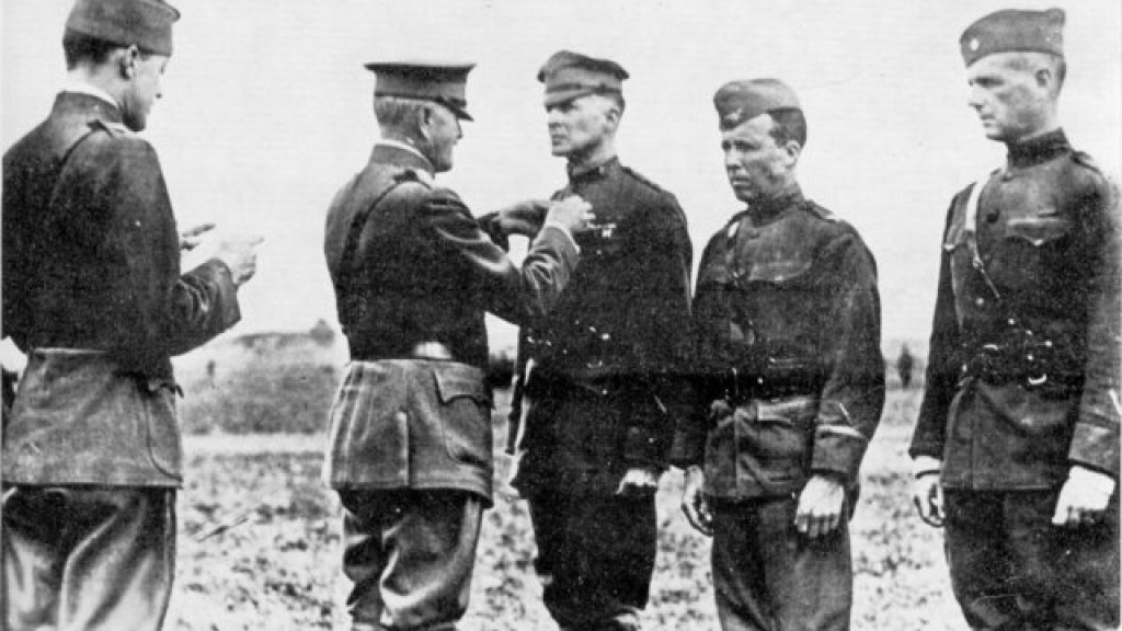 General_Pershing_decorates_General_MacArthur_with_the_Distinguished_Service_Cross