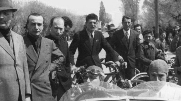 Енцо Ферари (вляво) и екипът му преди старта на "Миле Миля"