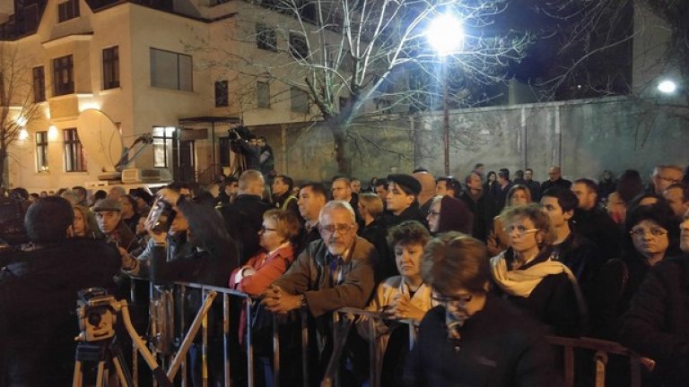 София се поклони пред траура на Франция