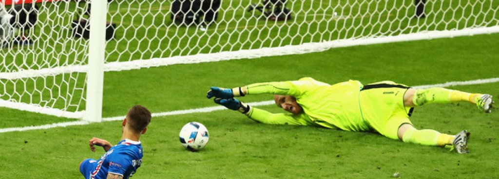 2. Крясъците на на Гудмундур Бенедиктсон
#EURO2016 (look at his reaction) RT @101greatgoals: Iceland commentator Gudmundur Benediktsson loses his mind #ISL pic.twitter.com/9HdIpTO7l0— Chris Spyrou (@chrisspyrou) June 23, 2016