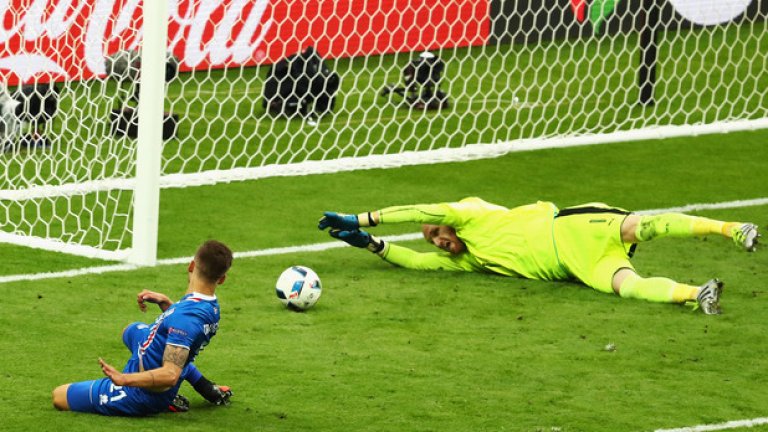 2. Крясъците на на Гудмундур Бенедиктсон
#EURO2016 (look at his reaction) RT @101greatgoals: Iceland commentator Gudmundur Benediktsson loses his mind #ISL pic.twitter.com/9HdIpTO7l0— Chris Spyrou (@chrisspyrou) June 23, 2016