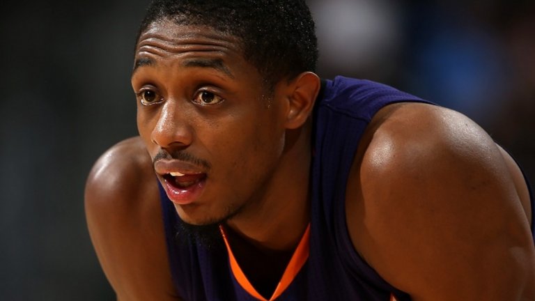 4. Да умреш от баскетболна забивка (март 2013 г.)
Баскетболистът Брандън Найт също е обявен за мъртъв, но при него посочената причина за смъртта е доста по-абсурдна. След мач срещу Los Angeles Clippers през 2013-а в Wikipedia биографията на играча се появява изречение, че той е загинал по време на срещата. Като причина за смъртта е посочен играч от противниковия отбор - ДеАндре Джордън. Подобни гаври се забелязват и премахват бързо, но също толкова бързо се разпространяват из социалните медии.