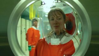 “Заразяване” (2011)
През 2011 г. Стивън Содърбърг си представи хаоса, който ще настъпи в резултат на глобална и смъртоносна вирусна пандемия, тръгнала от Китай. Девет години по-късно голяма част от този хаос стана плашеща реалност.
Филмът изненадващо точно показа как ще реагира светът на COVID-19 пандемията - от карантините и паническото пазаруване до начина, по който учените се борят да овладеят вируса и да разработят ваксина. 
Содърбърг успява да засегне дори дезинформационните кампании и теориите на конспирацията във време, когато социалните мрежи все още са в ранен етап от развитието си.