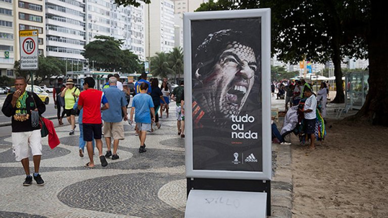 Чудовище Суарес хапе фенове на Копакабана