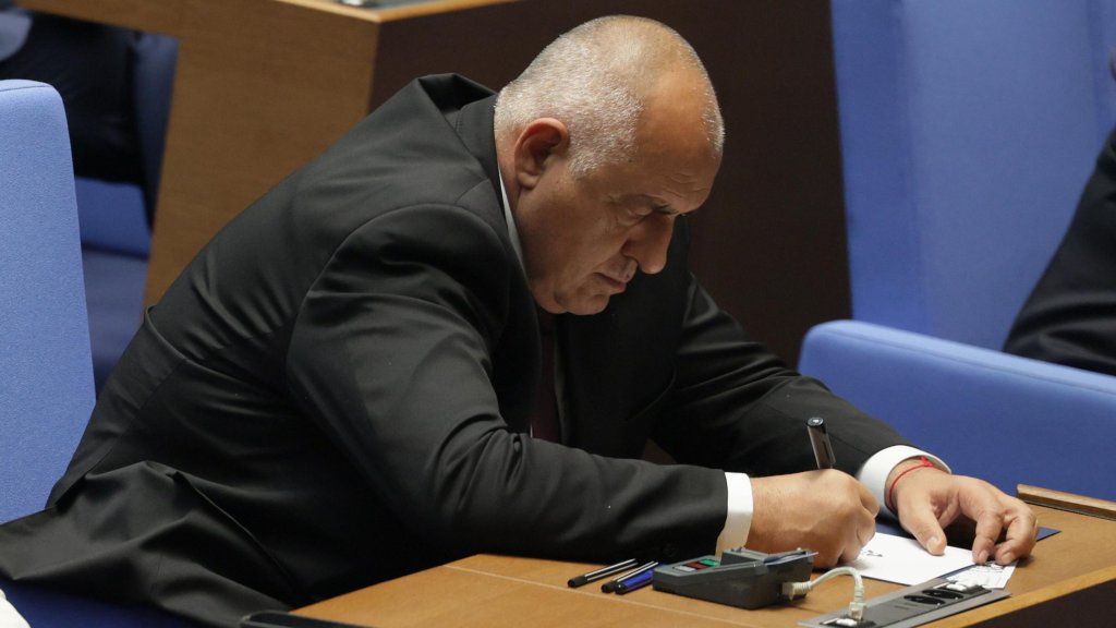 Чертае бъдещето на ГЕРБ като опозиция. Или просто си рисува - едното от двете.