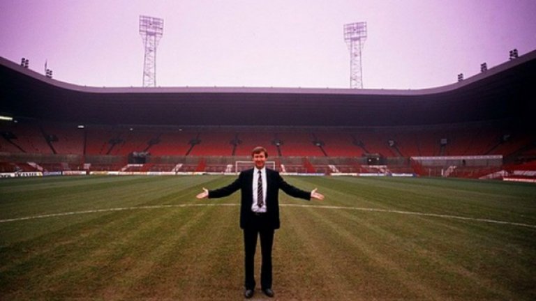 Алекс Фъргюсън
Ето го и него! Въпреки няколкото успеха преди това, 1993-а беше годината, в която започна истинското летоброене на успехите на шотландеца на "Олд Трафорд". С 49 значими купи той е най-успелият британски треньор и едва ли някога ще бъде задминат. Къде е сега? На конни състезания, светски събития и конференции. Изнася лекции, пише книги, гледа любимия Юнайтед... В края на миналия декември навърши 75 и отпи глътка от любимото си червено вино. Дълъг живот, сър Алекс!