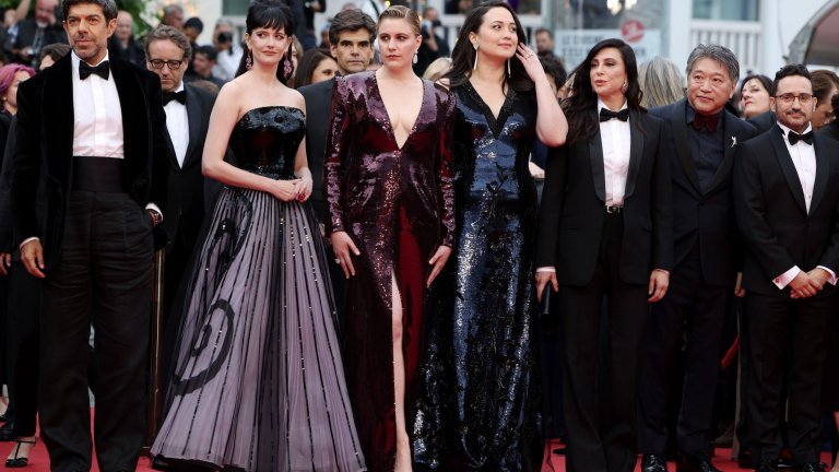 Грета Гъруиг (в средата) пристигна с актрисите Лили Гладстон (отдясно) и Ева Грийн (отляво).