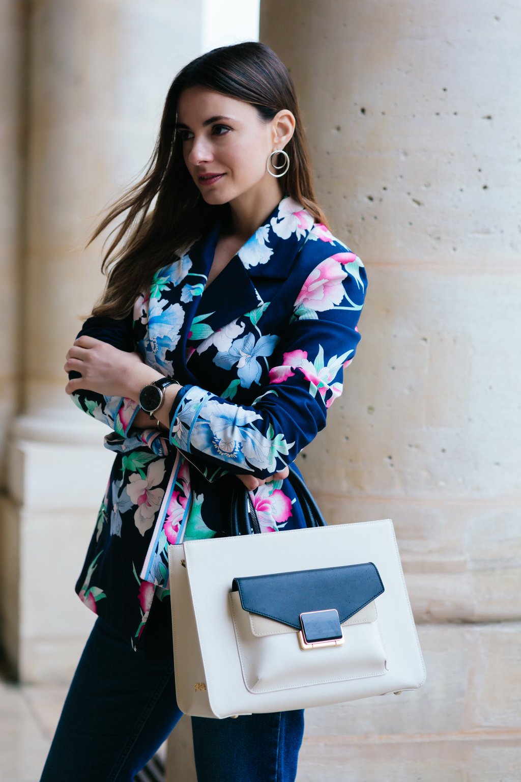 Зина Чаркоплия, фешън инфлуенсър от Гърция, @zinafashionvibe, е съчетала флоралния си блейзър с шикозна Lady Riviera 