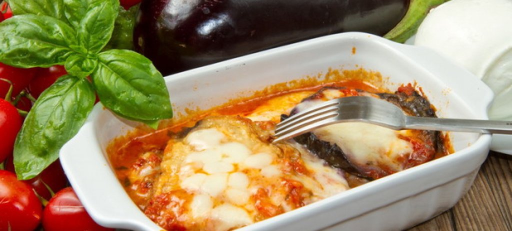 Патладжани на фурна с доматен сос и моцарела