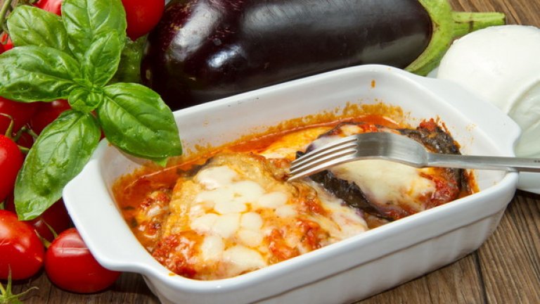 Патладжани на фурна с доматен сос и моцарела