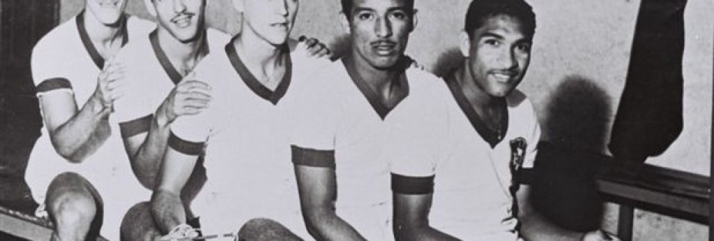 Де Фрейташ (в средата) със съотборниците си в националния отбор през 40-те. 