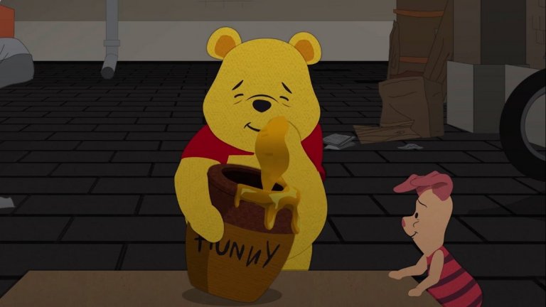 В втория епизод от 23-и сезон на шоуто роля има и Мечо Пух. Героят наистина е скандална фигура в Китай, защото критици на лидера на страната Си Дзинпин го сравняват с плюшения мечок.