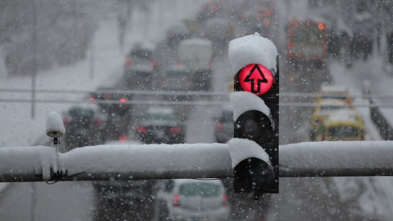 В София вече са регистрирани 394 леки пътни инцидента след първия сняг, съобщи МВР