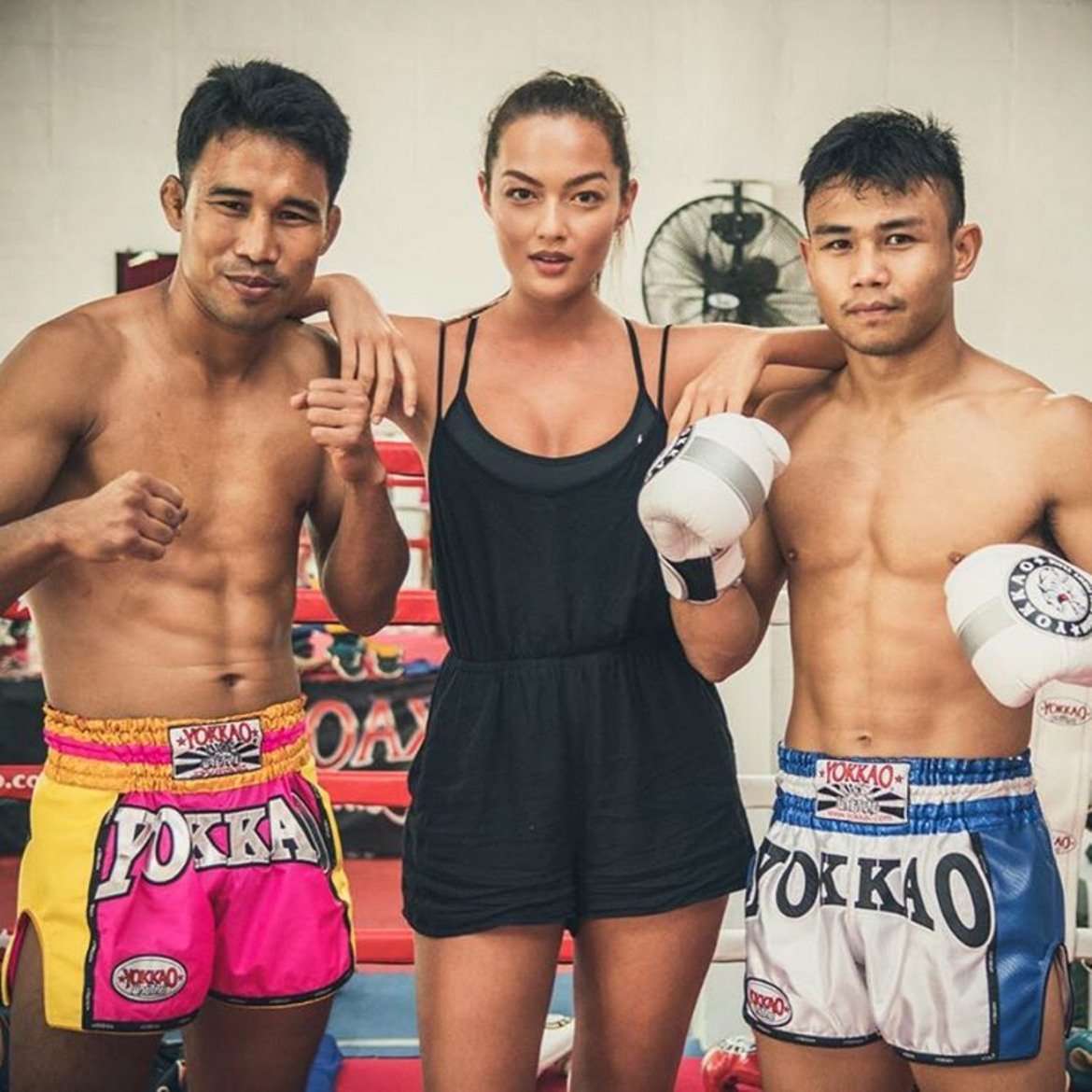 Родом от Хонг Конг, 28-годишната красавица първо работи като търговец на суровини, а след това след престой в Тайланд - става състезател по муай-тай, изключително популярно бойно изкуство в Югоизточна Азия.