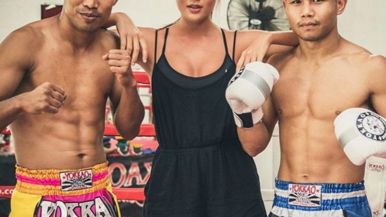 Родом от Хонг Конг, 28-годишната красавица първо работи като търговец на суровини, а след това след престой в Тайланд - става състезател по муай-тай, изключително популярно бойно изкуство в Югоизточна Азия.