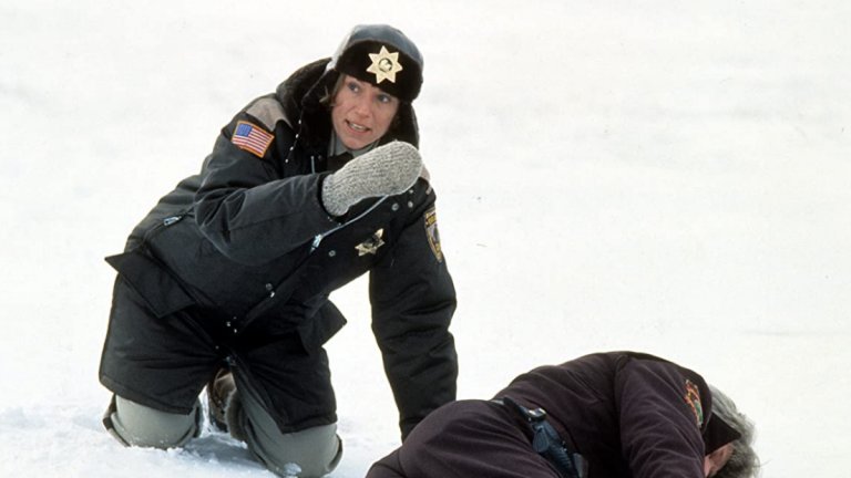 “Фарго”
Този филм, който даде живот на едноименен сериал след себе си, започва с предупреждението, че историята е истинска, независимо че изглежда нелогична.
Създаден от братята Коен, сценарият на “Фарго” стъпва върху действително престъпление, но развитието му е обърнато откъм ироничната страна. Търговец на автомобили с финансови проблеми урежда да отвлекат жена му, но за негов лош късмет случаят се поема от амбициозна полицайка, която не е склонна да плаща откупи и да преговаря с похитители.