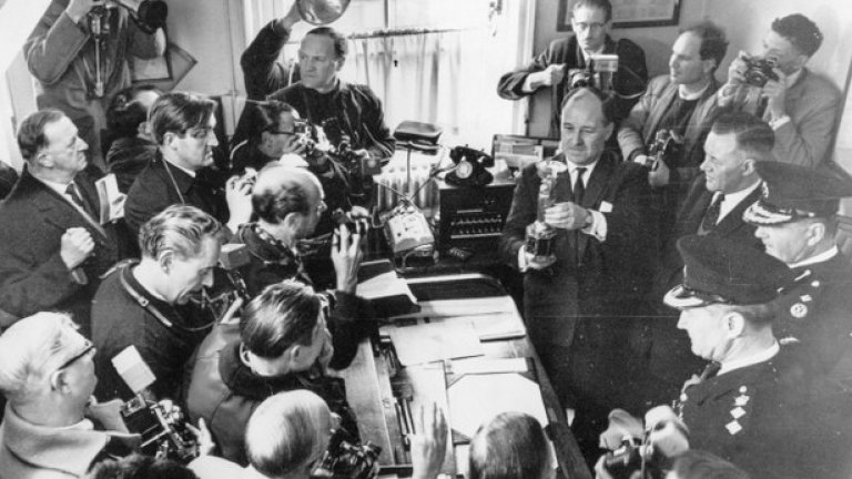 Полицията показва на медиите намерената от Пикълс световна купа