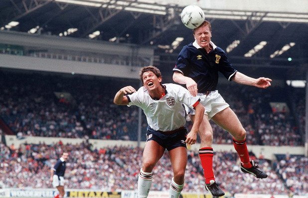 1988 г.: Двама велики - шотландецът Стив Никъл и англичанинът Гари Линекер, в свирепа битка от мача за "Роус къп" на "Уембли".