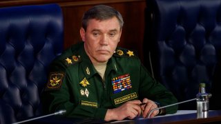 Доктрината "Герасимов" изгражда рамка за "новите оръжия" и застъпва тезата, че невоенните тактики не са спомагателни при използването на сила, а са предпочитания начин да бъде спечелена една война.