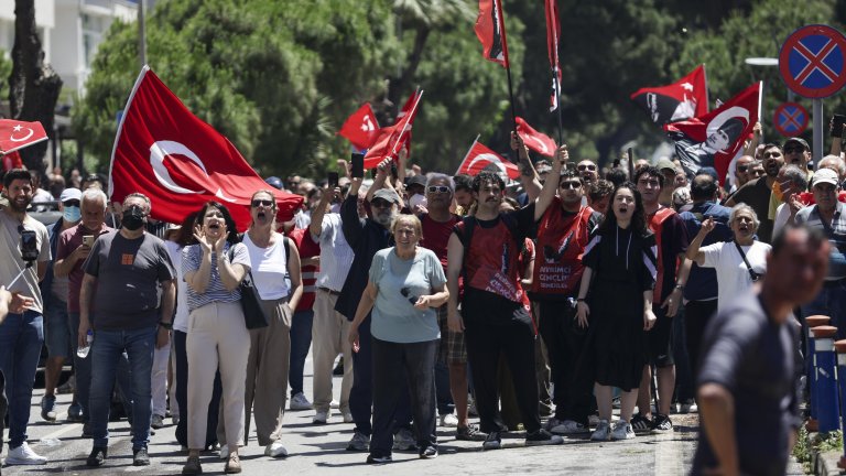 Водни оръдия и арести на протест на турската опозиция в Измир