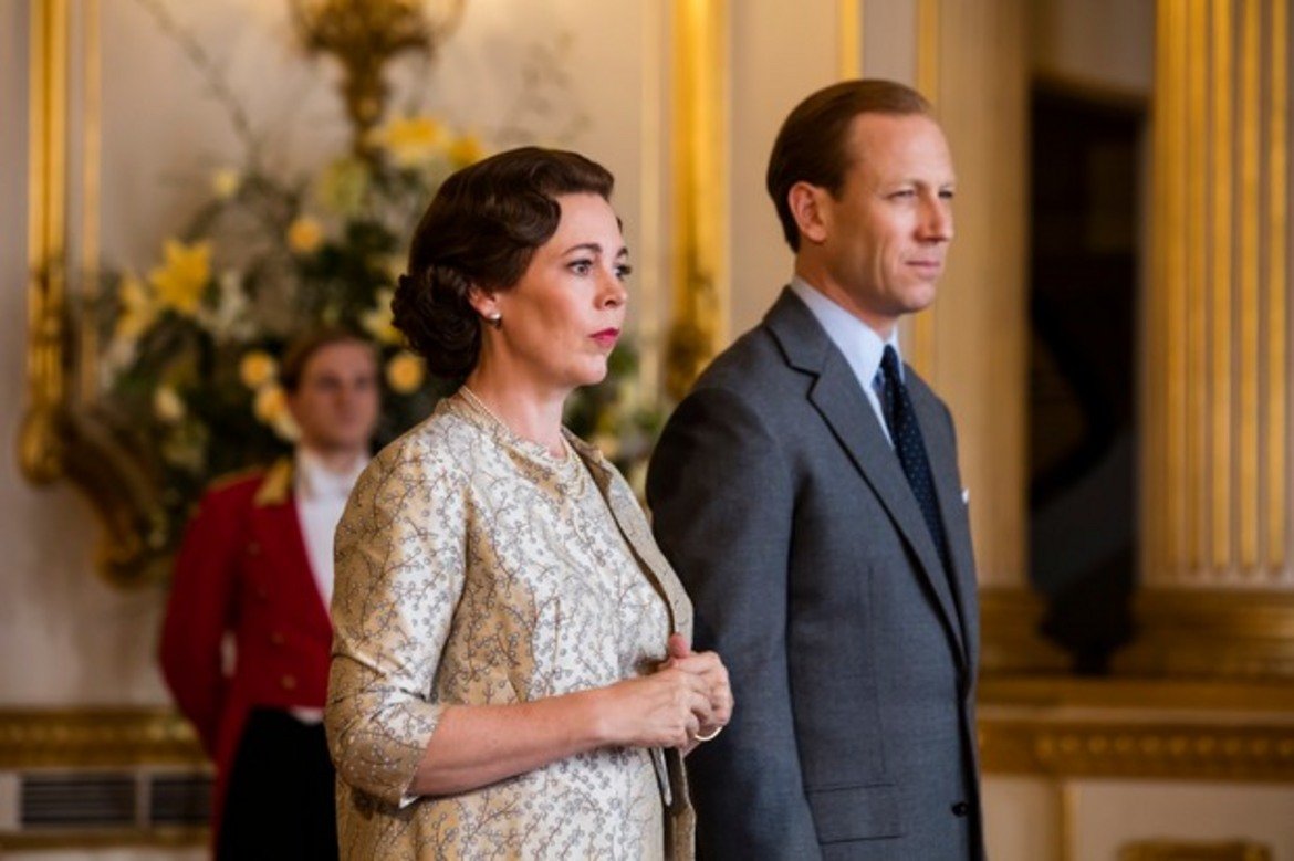 В трети сезон на "The Crown" заменя Клеър Фой в ролята на кралица Елизабет II.