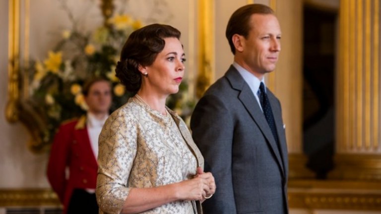 В трети сезон на "The Crown" заменя Клеър Фой в ролята на кралица Елизабет II.