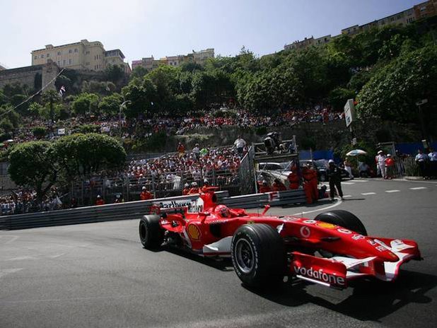 2006: Михаел умишлено паркира колата си насред пистата в Монако, за да провали квалификацията и да запази първата си позиция. Наказан е да стартира последен...