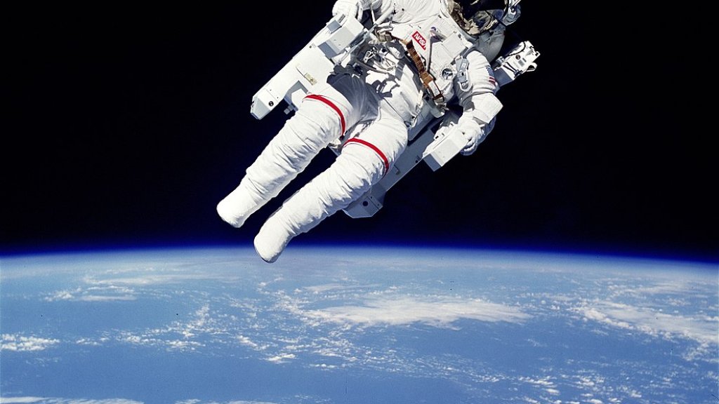 STS41B-35-1613_-_Bruce_McCandless_II_during_EVA_(Retouched)