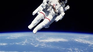 STS41B-35-1613_-_Bruce_McCandless_II_during_EVA_(Retouched)