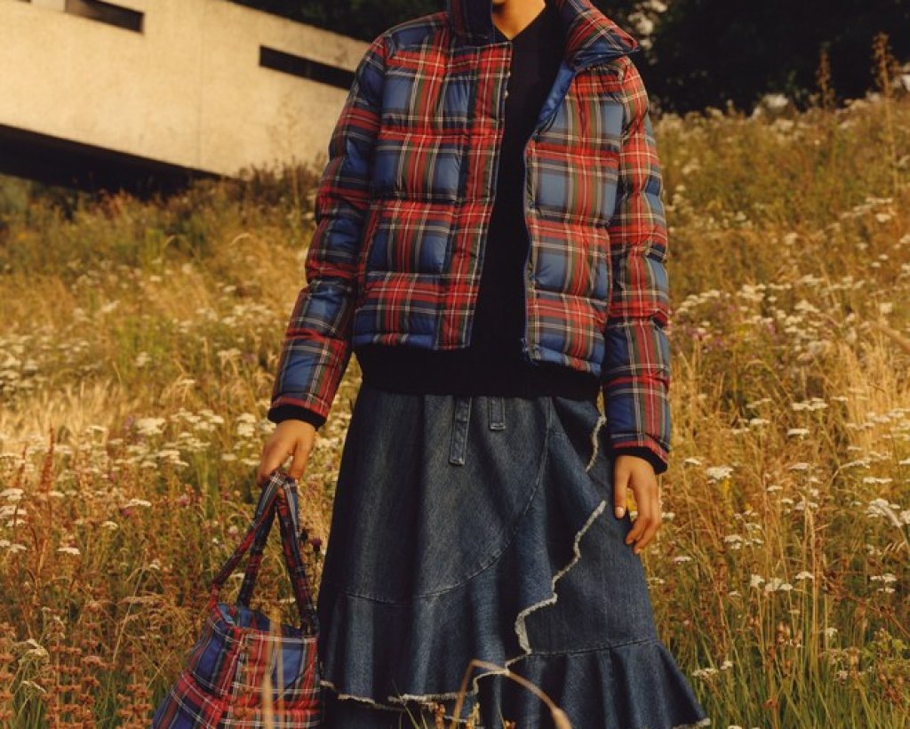 JW Anderson x Uniqlo
Тази година Ню Йорк, Милано и Париж бяха завладяни от тази колаборация. Не само карираното пухено яке от колекцията се котираше удивително добре, но и суитшъртите, тренчовете и какво ли още не.