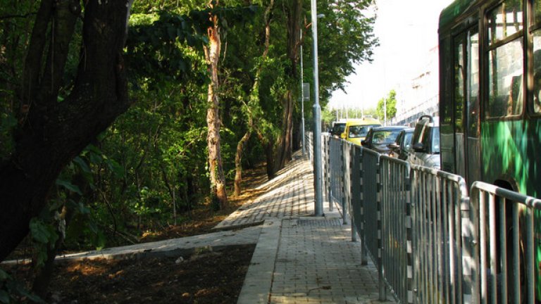 Откъм Борисовата градина преминаването пеша по бул. "П. Яворов" е невъзможно