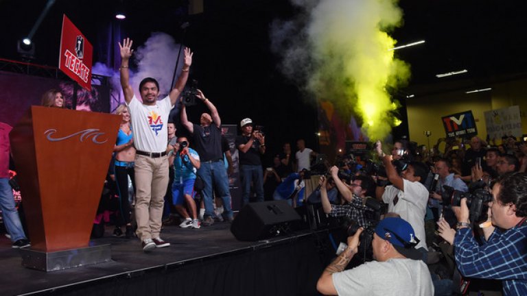 Мани слезе при сънародниците си пред хотела, където вече чакаха медиите, научили, че звездата е пристигнал.