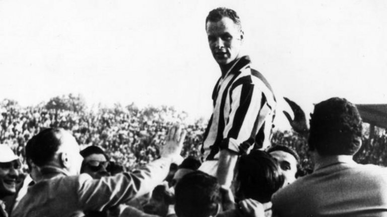 1. Джон Чарлс
Един от най-големите любимци на тифозите на Ювентус за всички времена. Той отива в Серия "А" от Лийдс през 1957-а и отбелязва над 100 гола за торинския гранд. Приключва кариерата си на Апенините през сезон 1962/63 като играч на Рома. "По онова време двамата най-важни хора за италианците бяха папата и Великана. За тези, които изповядваха комунистическата идеология - Сталин и Великана", казва партньорът му в атаката Омар Сивори, друга легенда на "бианконерите".