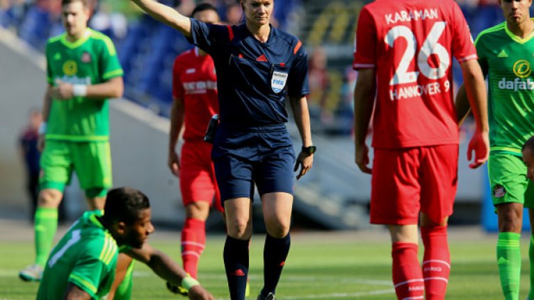 През лятото, свири контролата между Хановер и Съндърланд.