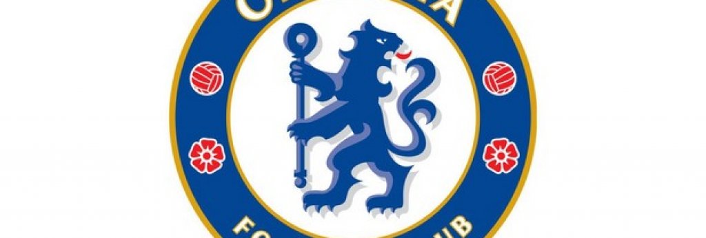 Челси
Настоящата емблема на Челси бе въведена през 2005 г. и се доближава до тази, която носи клуба през периода 1953-1986. Синият лъв с жезъла е от стар герб на региона. Червените рози са символ на Англия.