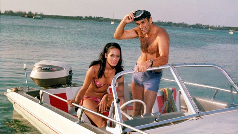 "Джеймс Бонд: Операция мълния" на Хичкок 
Хичхок е режисьор на най-разнообразни филми, но сред тях със сигурност не попада такъв от поредицата за суперагента Джеймс Бонд. 
В един момент обаче именно Хичхок е спряган да работи по "Операция мълния". В последния момент се отказва, защото не иска да прави други шпионски филми след "Север–северозапад".