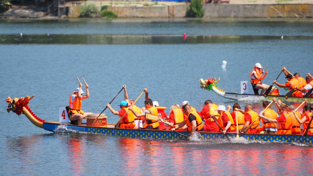 Вижте живописните драконови лодки на феста на езерото Панчарево (снимки)