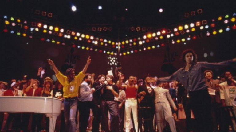 На тази снимка са Джордж Майкъл, Боно, Пол Маккартни, Фреди Меркюри и Боб Гелдоф. 
Датата е 13 юли 1985г., а мястото стадион "Уембли" - благотворителен концерт за децата в Етиопия.