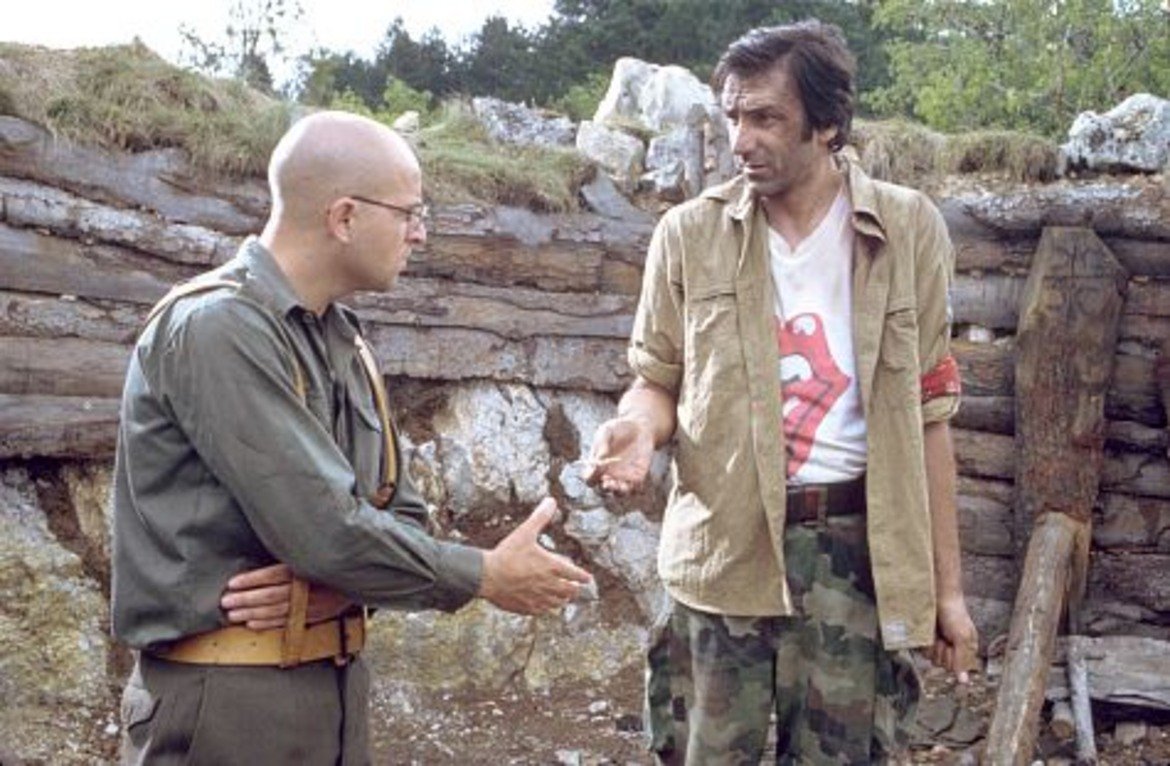 "Ничия земя" (Босна и Херцеговина, Словения)
Безспорно един от най-добрите филми, създавани на Балканите. Годината е 1993-а, а в Босна тече война между сърби и бошняци. В ничията земя на бойното поле босненският войник Чики и тежко раненият му другар се озовават в окоп заедно с един сръбски войник - Нино. По-лошото от това да попаднеш на едно място с врага, с когото до преди час си се бил, е, че никой не може да избяга. Самият филм смесва изключително умело сатирата с тежката драма, показвайки как дори омразата на войната може да бъде преодоляна, ако има волята и нуждата за това. "Ничия земя" е великолепен и задължителен за гледане. 