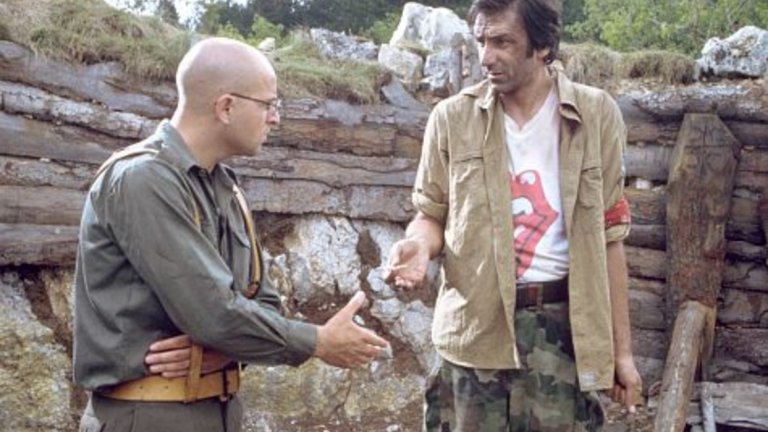"Ничия земя" (Босна и Херцеговина, Словения)
Безспорно един от най-добрите филми, създавани на Балканите. Годината е 1993-а, а в Босна тече война между сърби и бошняци. В ничията земя на бойното поле босненският войник Чики и тежко раненият му другар се озовават в окоп заедно с един сръбски войник - Нино. По-лошото от това да попаднеш на едно място с врага, с когото до преди час си се бил, е, че никой не може да избяга. Самият филм смесва изключително умело сатирата с тежката драма, показвайки как дори омразата на войната може да бъде преодоляна, ако има волята и нуждата за това. "Ничия земя" е великолепен и задължителен за гледане. 