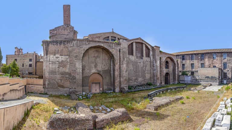 Баните на Диоклециан
Баните, или термите, днес са музей, а за времето си са били най-голямата обществена баня в Римската империя. Големият археологически комплекс се намира в близост до гара „Термини“ и дава чудесна възможност за връщане назад във времето и за запознаване с римското СПА. 
В пика си комплексът е бил 32 акра и е побирал до 3000 души.