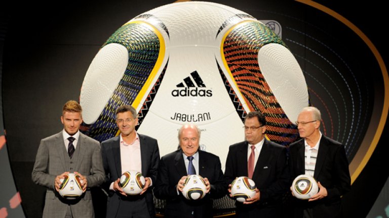 Новата топка на Адидас бе представена на пишна церемония, но получи много критики