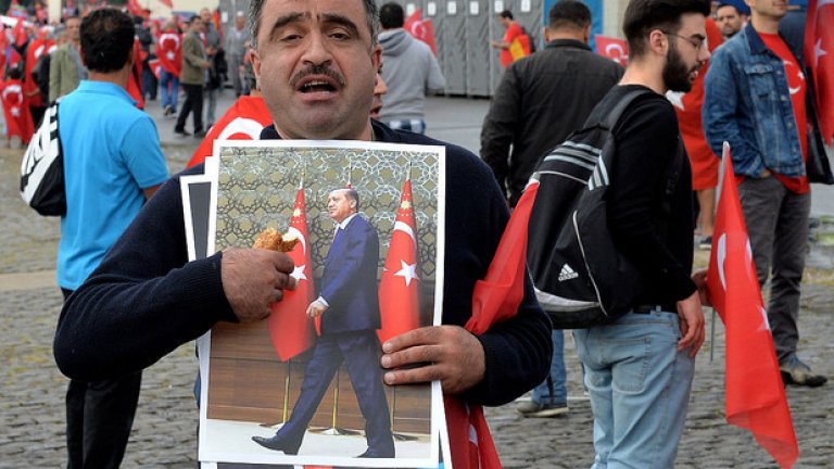 Ликовете на Ердоган се раздаваха безплатно 