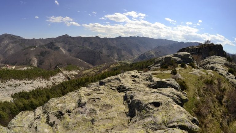 Изградено върху високо скално плато, тракийското светилище Белинташ обединява мистиката на древността и красотата на Родопите.