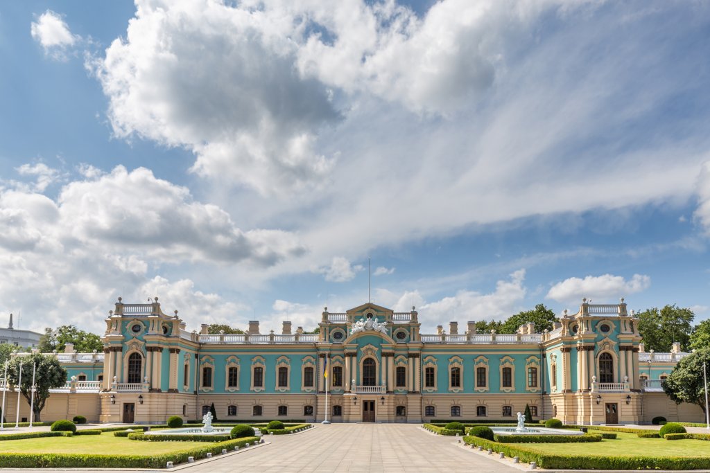 Мариински дворец 
Бароковият дворец, построен през 1744 г., доскоро беше официалната церемониална резиденция на президента на Украйна. Той също се намира на брега на Днепър, а до него е неокласическата сграда на Върховната Рада, парламентът на Украйна.
